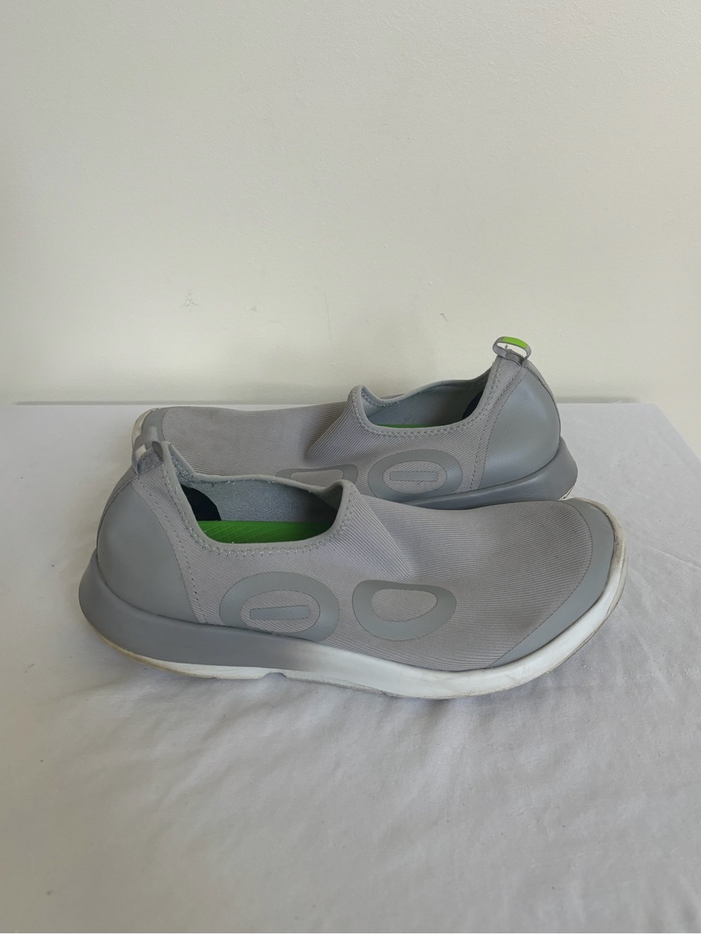 OOFOS OOmg EeZee Low Mens Size 11 Gray Casual Walking Slip On Recovery Shoes